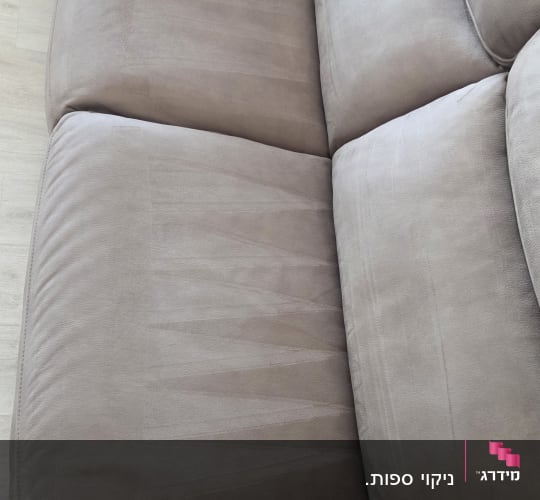 ספה חומה עם מחזיק כוסות